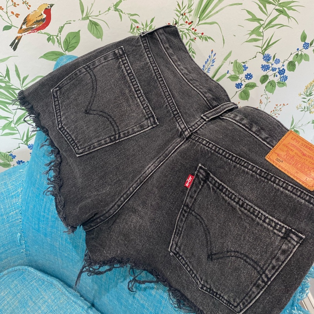 Levi’s 501 denim short! ❤️🖤